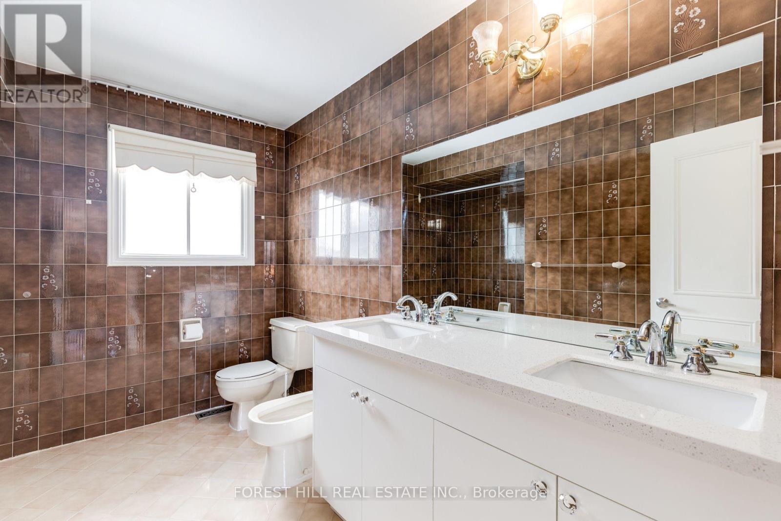 211 Carrville Road, Richmond Hill, Ontario  L4C 6E4 - Photo 18 - N13652404