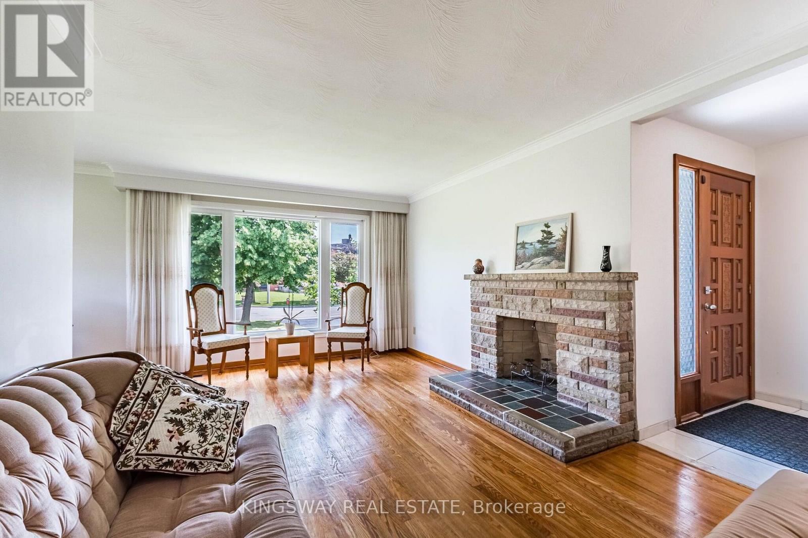 163 Floradale Drive, Mississauga, Ontario  L5B 1G2 - Photo 4 - W13652502
