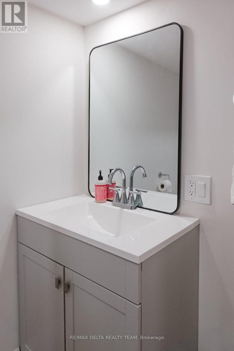 Basement Apartment - 7 Craven Road, Toronto, Ontario  M4L 2Z4 - Photo 9 - E13626552