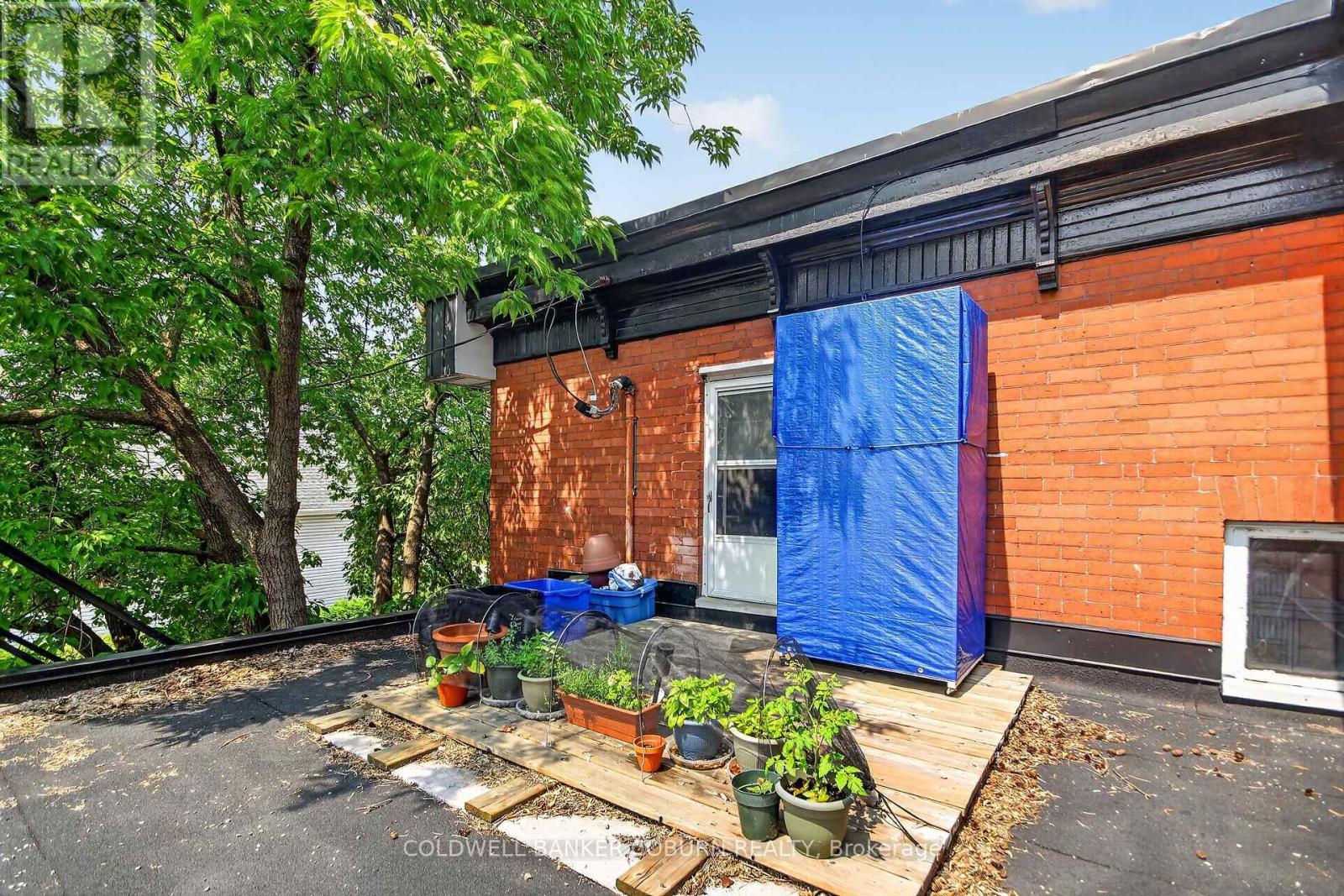 698 Cooper Street, Ottawa, Ontario  K1R 6C6 - Photo 2 - X13652626