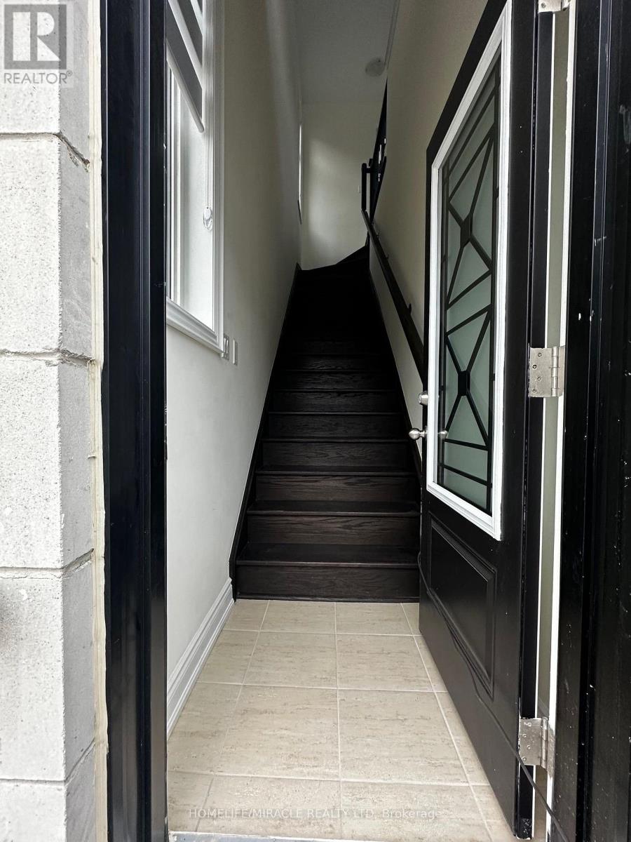 Coach - 33 Rowe Street, Bradford West Gwillimbury, Ontario  L3Z 4M9 - Photo 3 - N13652744