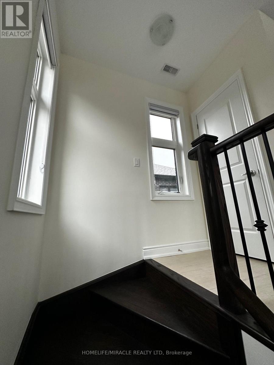 Coach - 33 Rowe Street, Bradford West Gwillimbury, Ontario  L3Z 4M9 - Photo 4 - N13652744
