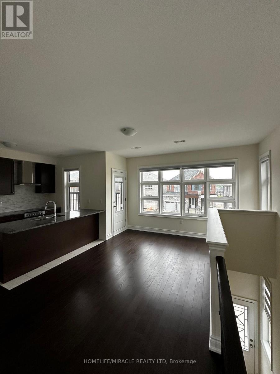 Coach - 33 Rowe Street, Bradford West Gwillimbury, Ontario  L3Z 4M9 - Photo 5 - N13652744