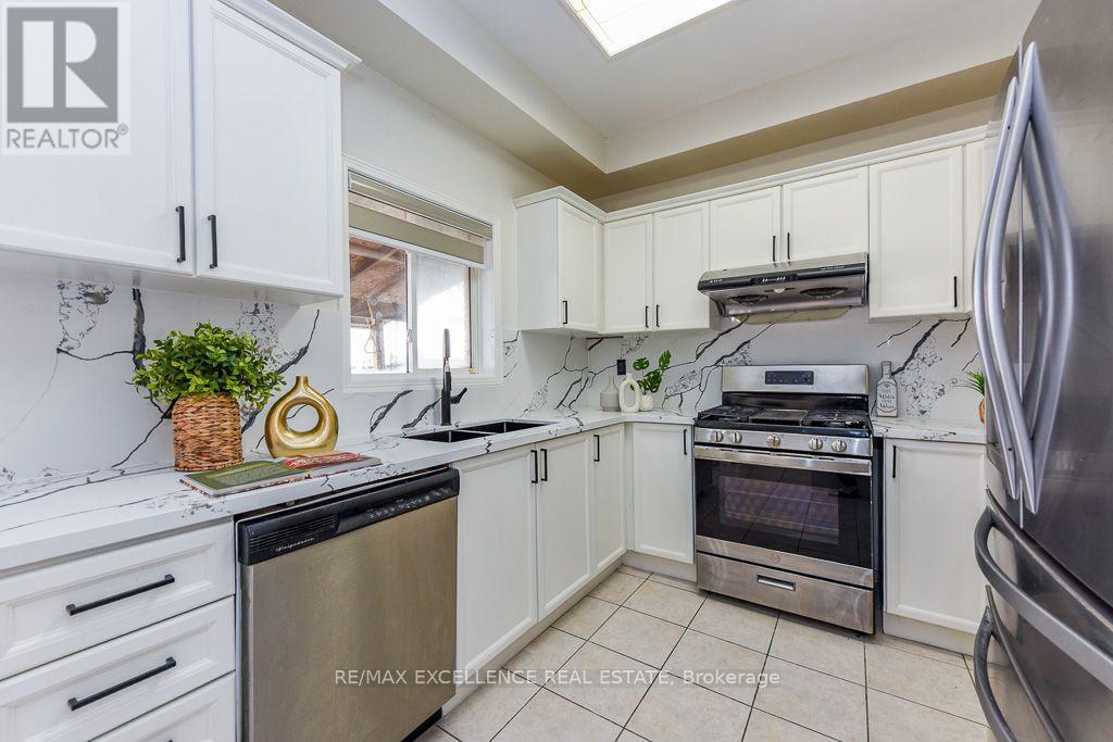 44 Overture Lane, Brampton, Ontario L6S 6H8 - Photo 10 - W13652666