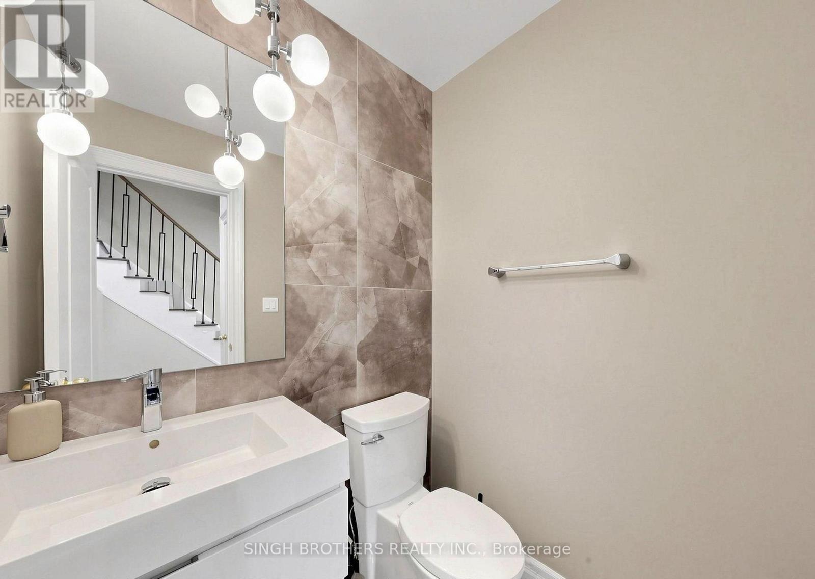 1321 Granrock Crescent, Mississauga, Ontario  L5V 0E1 - Photo 9 - W13652762