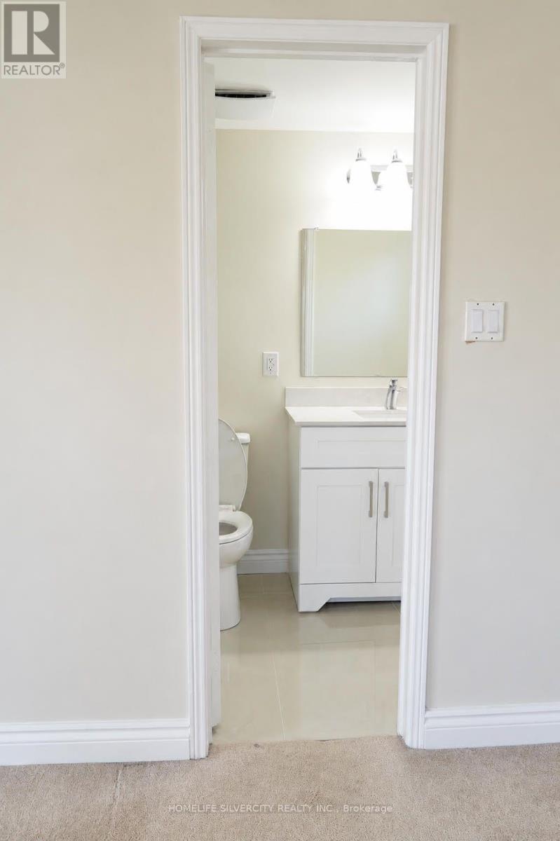 16 Norwood Place, Brampton, Ontario  L6S 4W9 - Photo 4 - W13652788