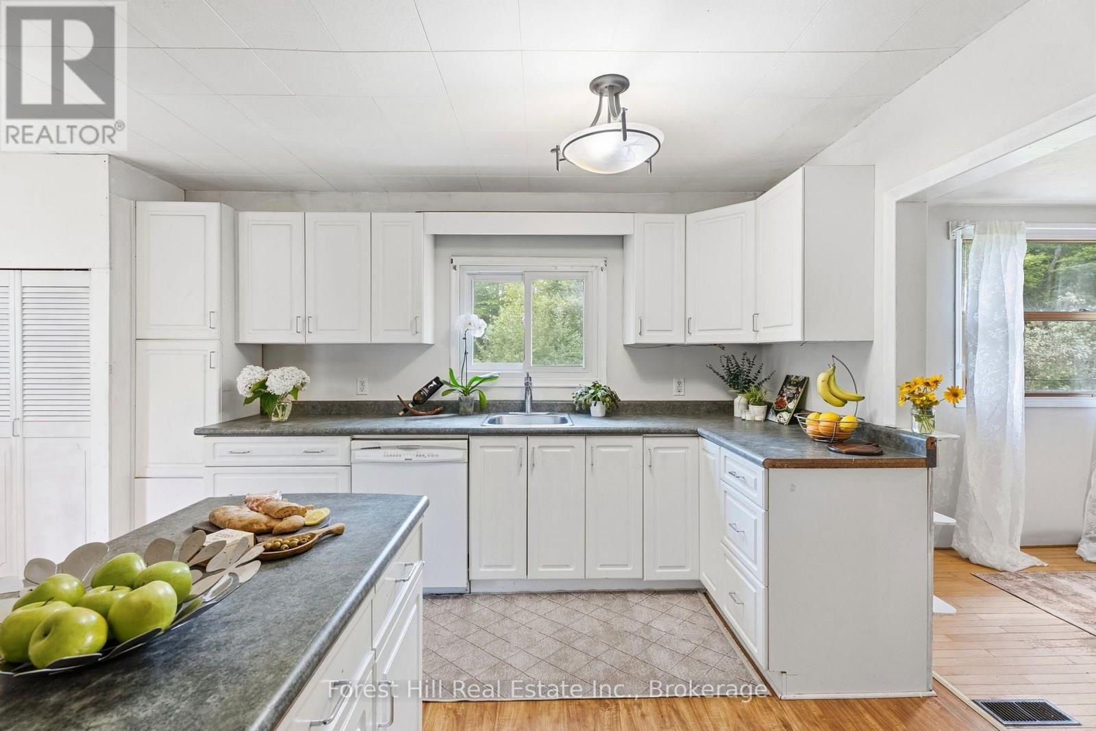 9 Spruce Glen Road, Huntsville, Ontario  P1H 1C9 - Photo 5 - X13647636