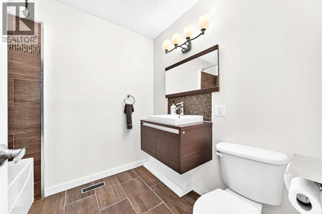 8524 Berwick Road NW, Calgary, Alberta  T3K 1E5 - Photo 12 - A2332978