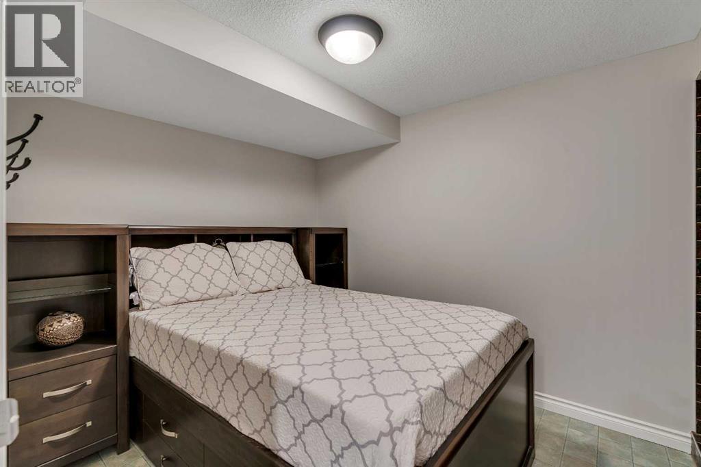 35 Strasbourg Bay SW, Calgary, Alberta  T3H 1Y3 - Photo 33 - A2335128