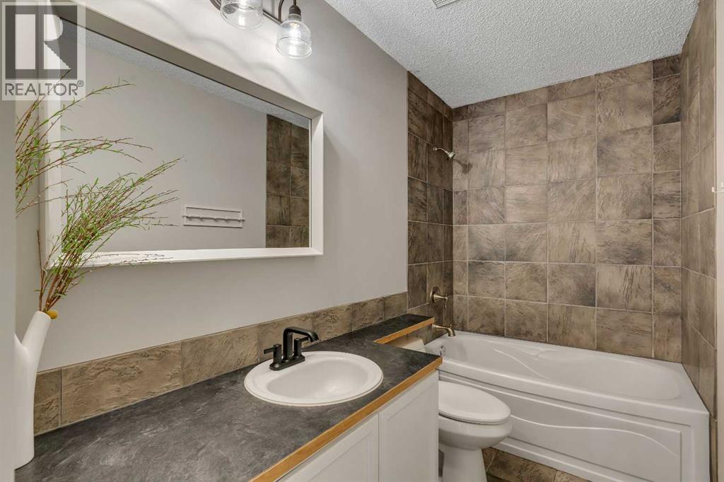35 Strasbourg Bay SW, Calgary, Alberta  T3H 1Y3 - Photo 29 - A2335128