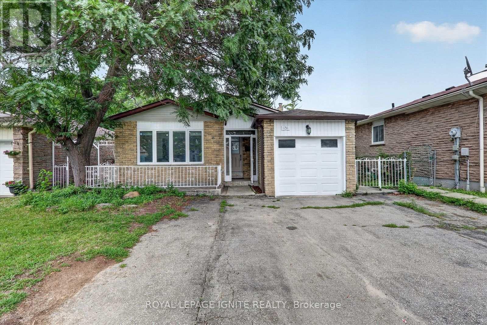 <div class="slider-price">$799,900</div><p>151 Fawcett Trail, Toronto, Ontario</p>