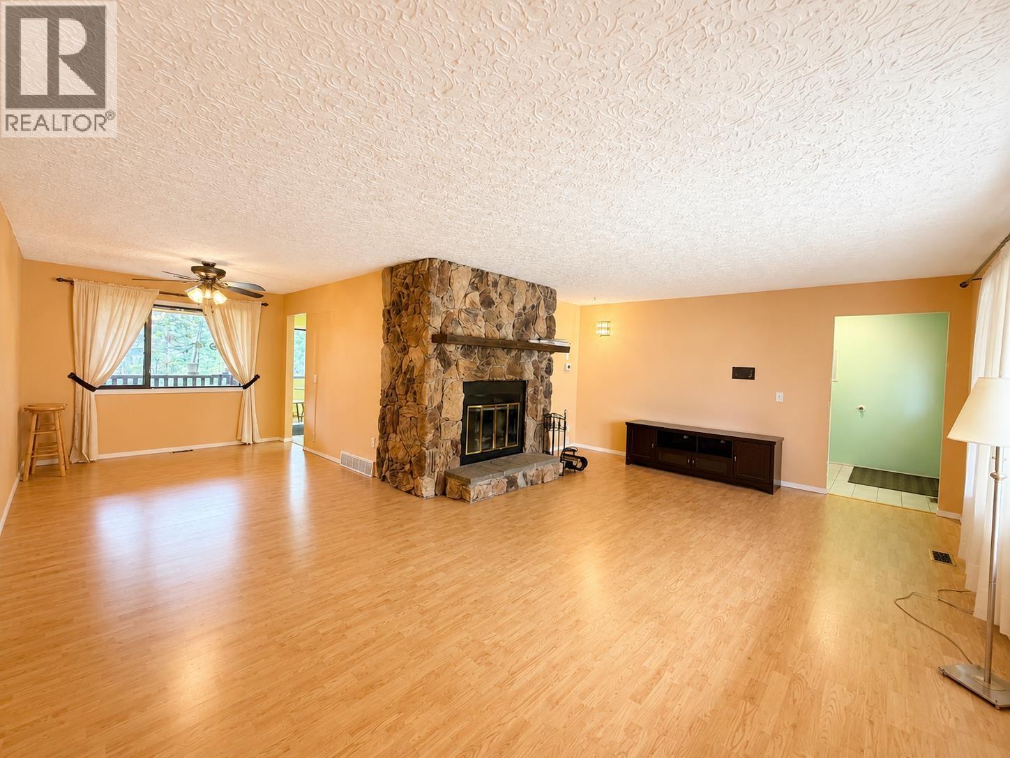 816 Roberts Drive, Esler / Dog Creek, British Columbia  V2G 3K8 - Photo 5 - R3153800