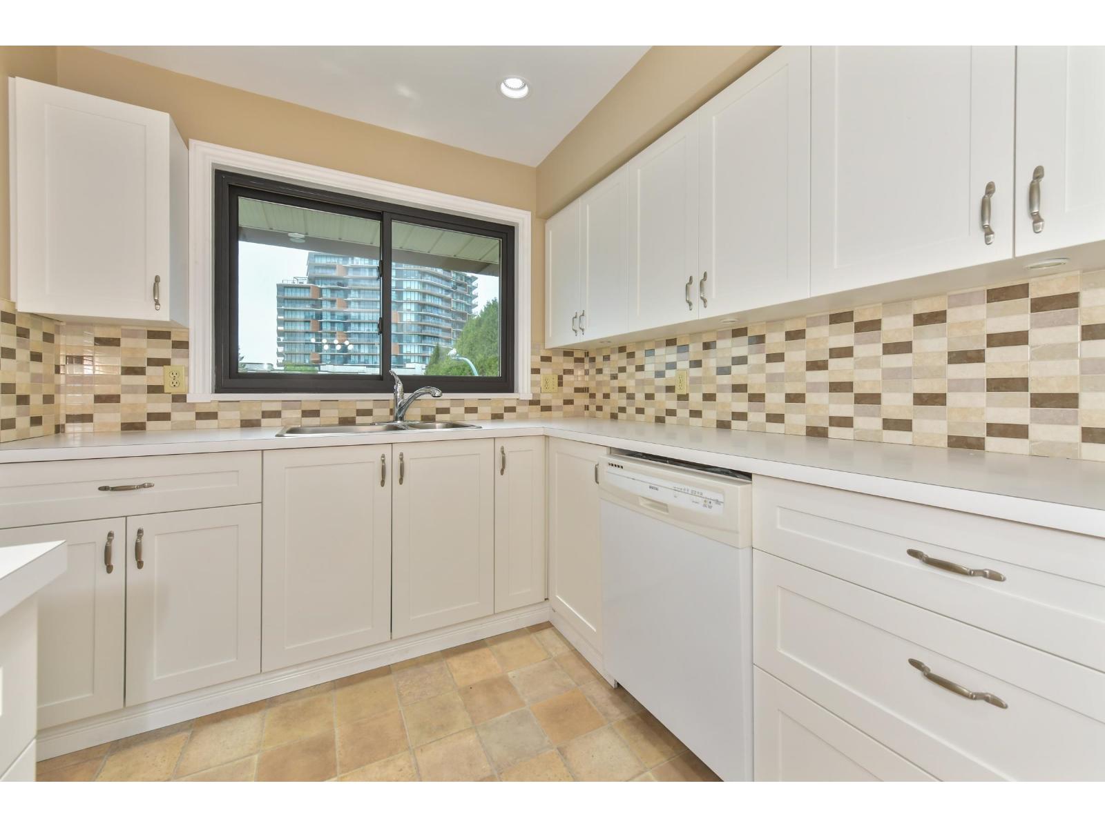 301 15317 Thrift Avenue, White Rock, British Columbia  V4B 2L4 - Photo 13 - R3116013
