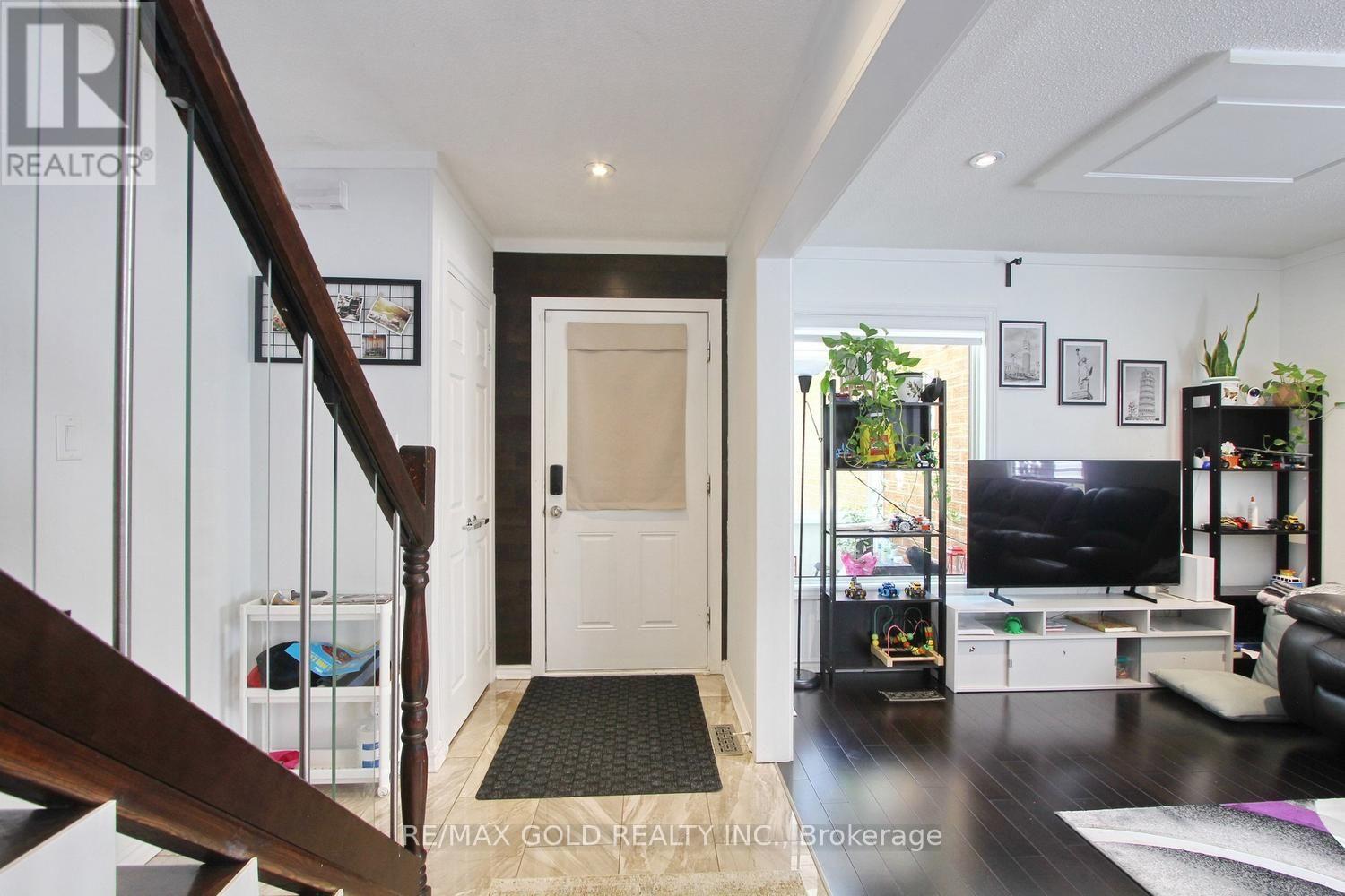 4 Summertime Court, Brampton, Ontario  L6Z 2B4 - Photo 5 - W13652908