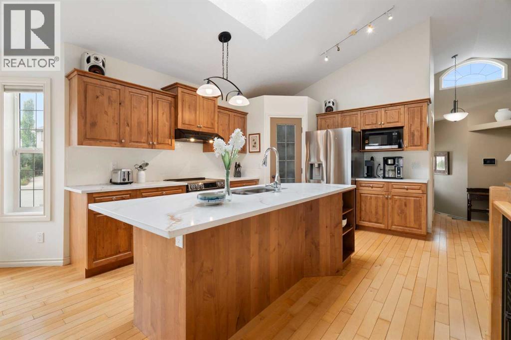 19 Rockmont Court NW, Calgary, Alberta  T3G 5V8 - Photo 3 - A2335201