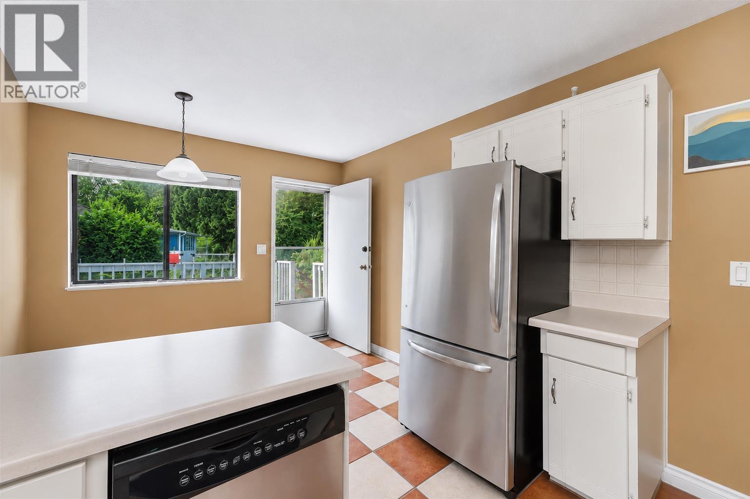 976 Hosmer Court, Coquitlam, British Columbia  V3C 4T8 - Photo 3 - R3153817