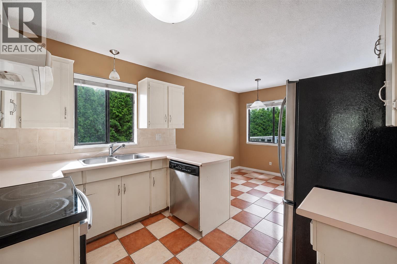 976 Hosmer Court, Coquitlam, British Columbia  V3C 4T8 - Photo 4 - R3153817