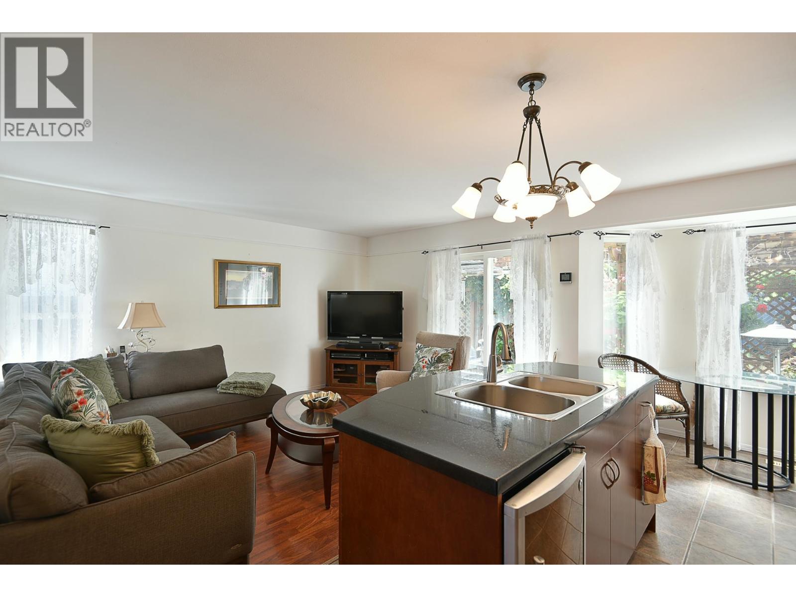 5875 Turnstone Crescent, Sechelt, British Columbia  V7Z 0L9 - Photo 2 - R3153889