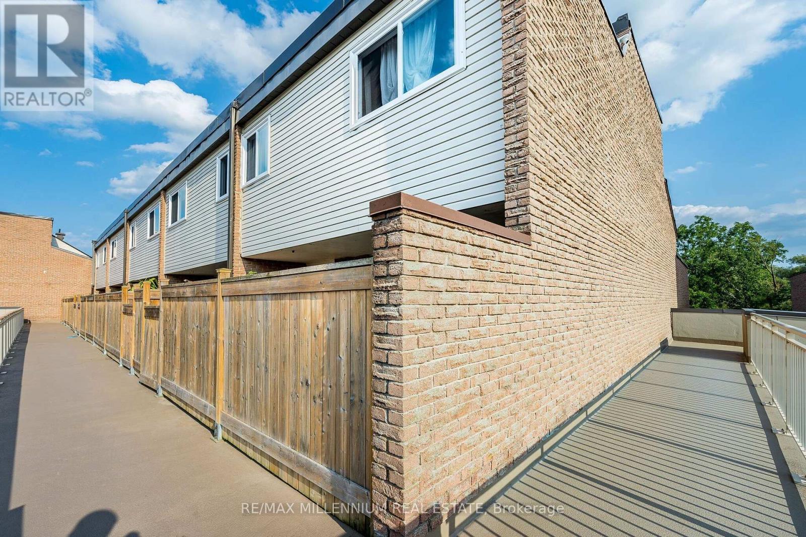 301 Milestone Crescent, Aurora, Ontario  L4G 3M2 - Photo 2 - N13652998
