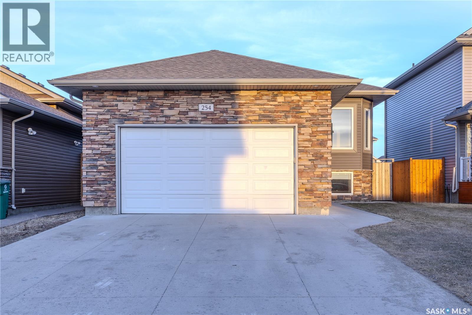 254 Macinnes Street, Saskatoon, Saskatchewan  S7T 0T2 - Photo 2 - SK044973
