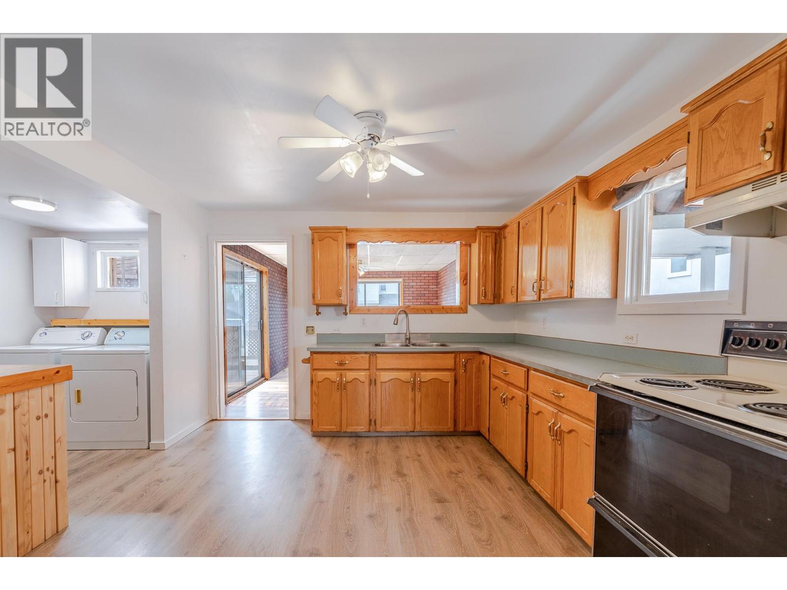 553 Papineau Street, Penticton, British Columbia  V2A 4X6 - Photo 3 - 10397219