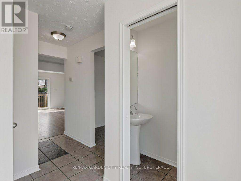 211 Morton Street S, Thorold, Ontario  L2V 1C8 - Photo 4 - X13653018