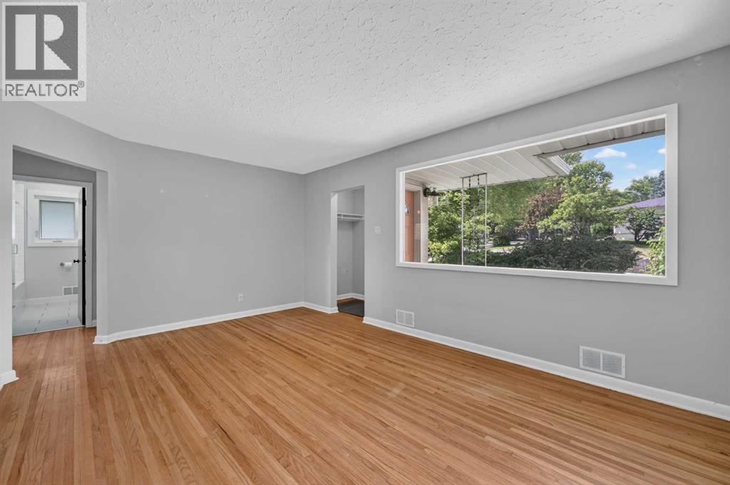 136 Hendon Drive NW, Calgary, Alberta  T2K 1Z1 - Photo 3 - A2322677