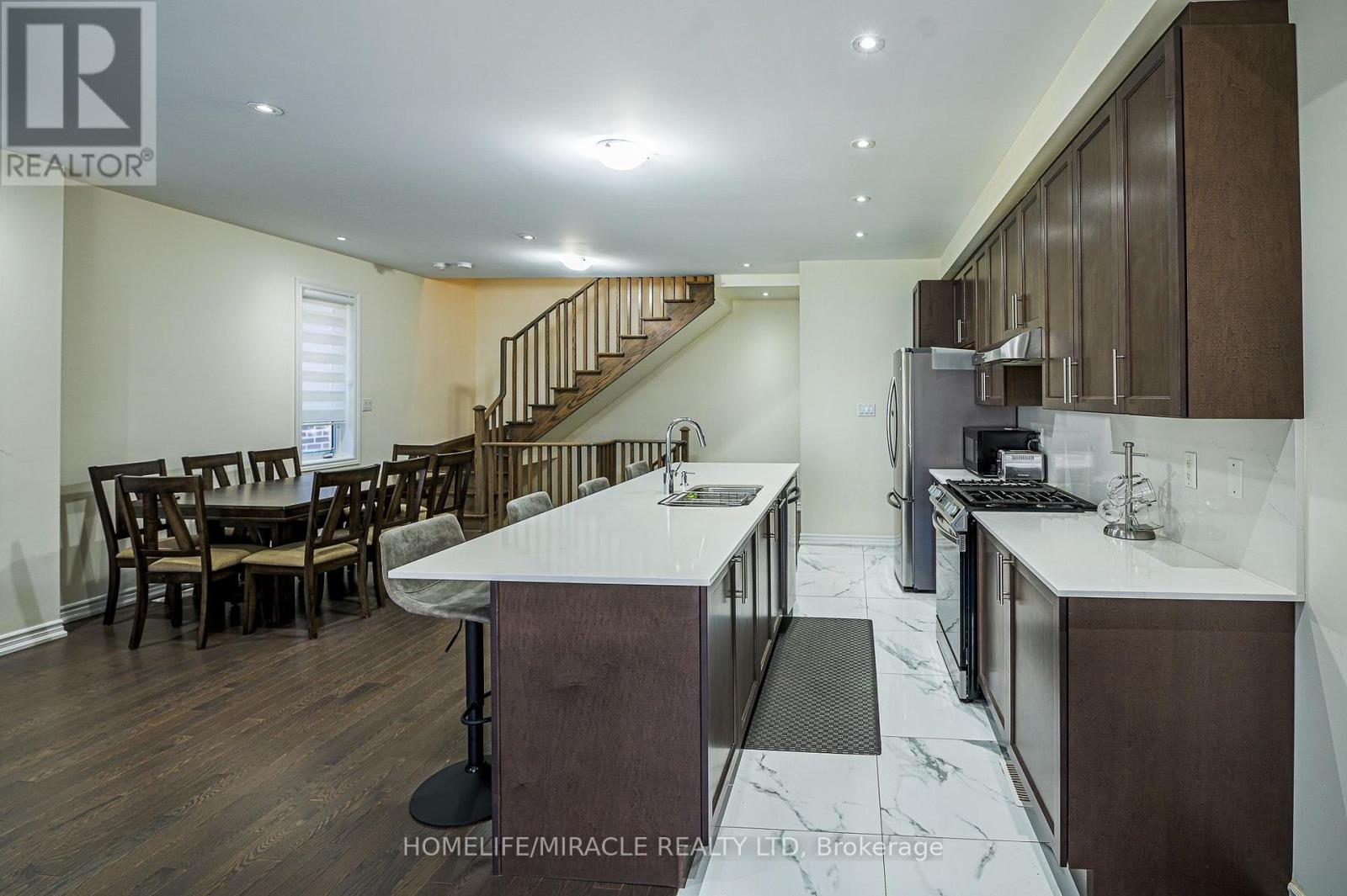 23 Arrowview Drive, Brampton, Ontario  L7A 5H6 - Photo 6 - W13653082