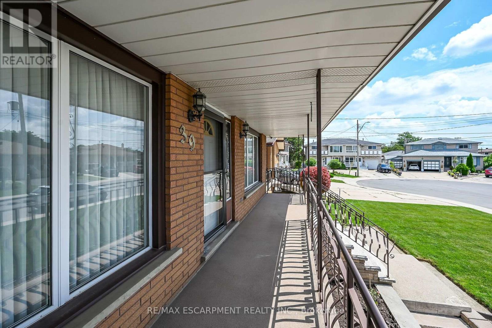 39 Algonquin Court, Hamilton, Ontario  L8T 4T2 - Photo 3 - X13653058