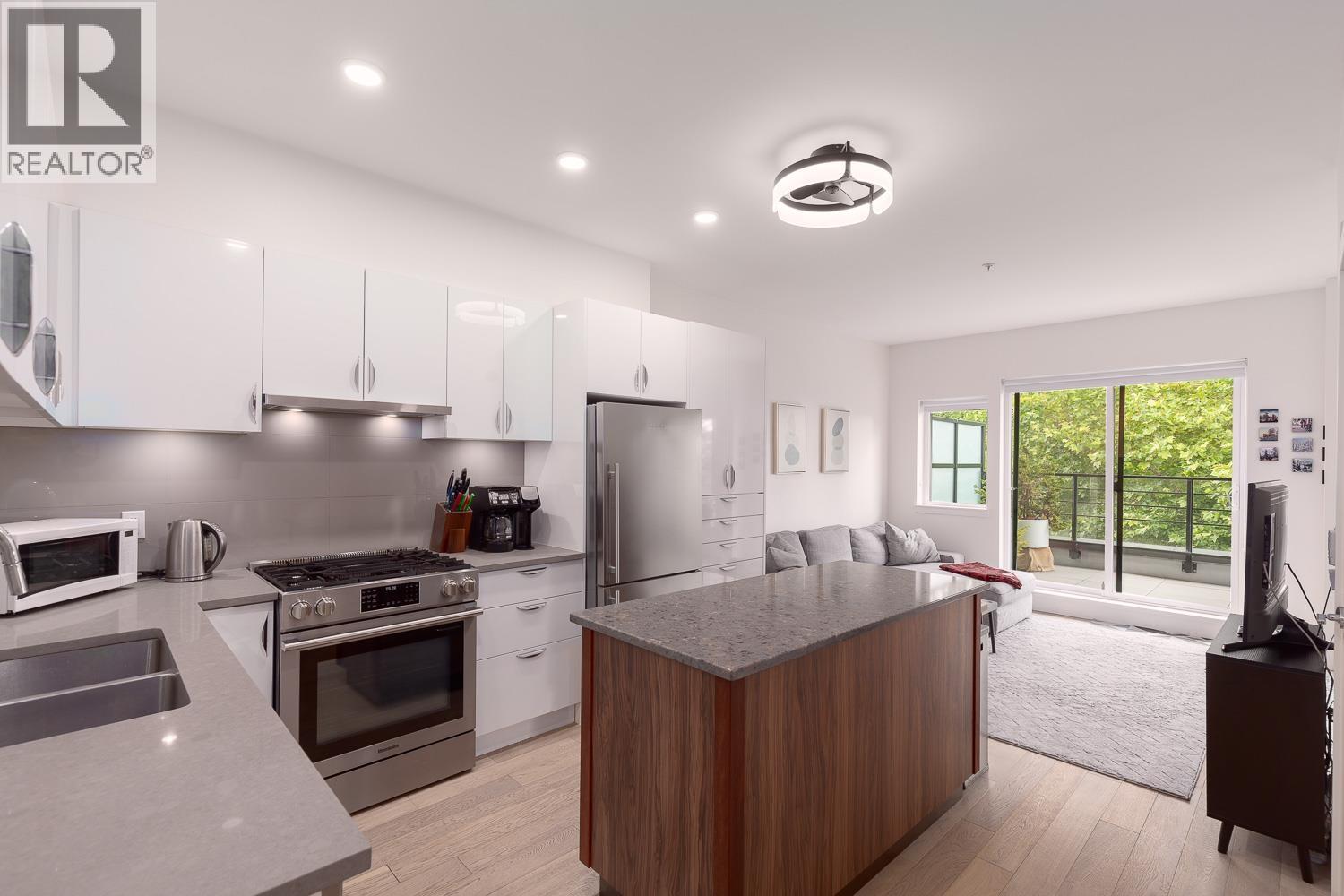 404 2666 Duke Street, Vancouver, British Columbia  V5R 4S9 - Photo 2 - R3153898