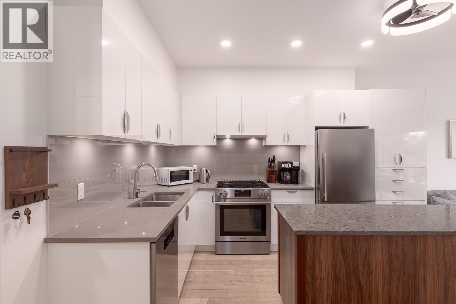 404 2666 Duke Street, Vancouver, British Columbia  V5R 4S9 - Photo 3 - R3153898