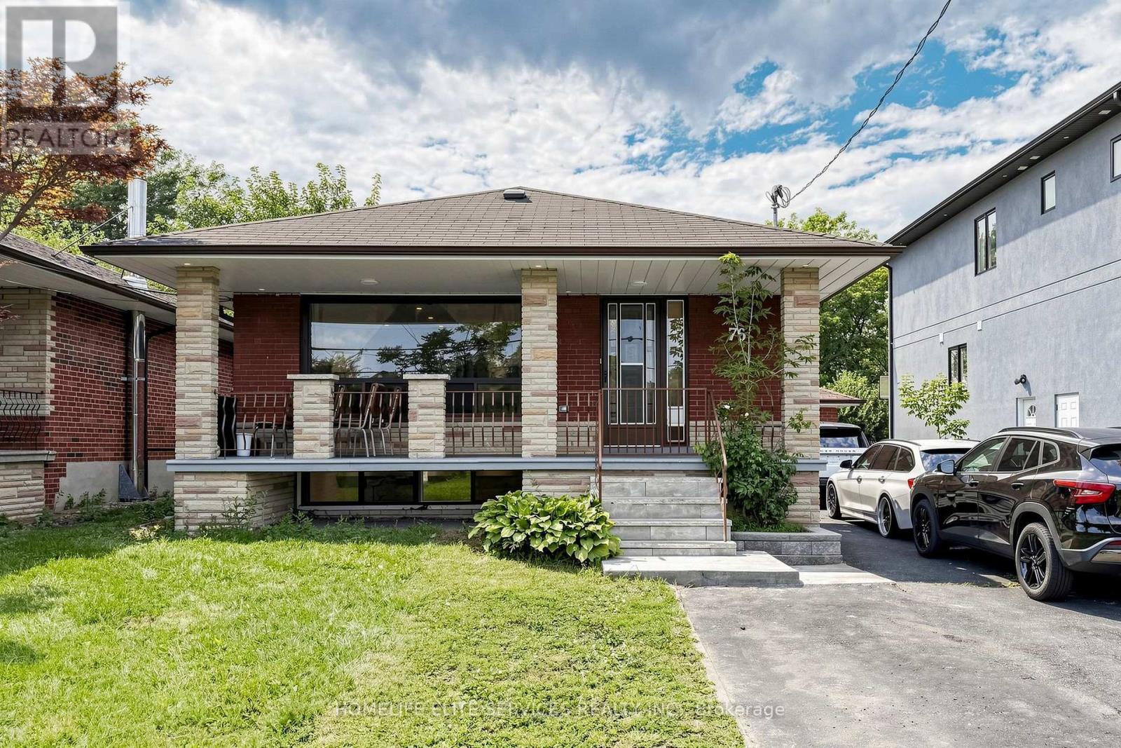 <div class="slider-price">$1,099,000</div><p>76 Gooderham Drive, Toronto, Ontario</p>