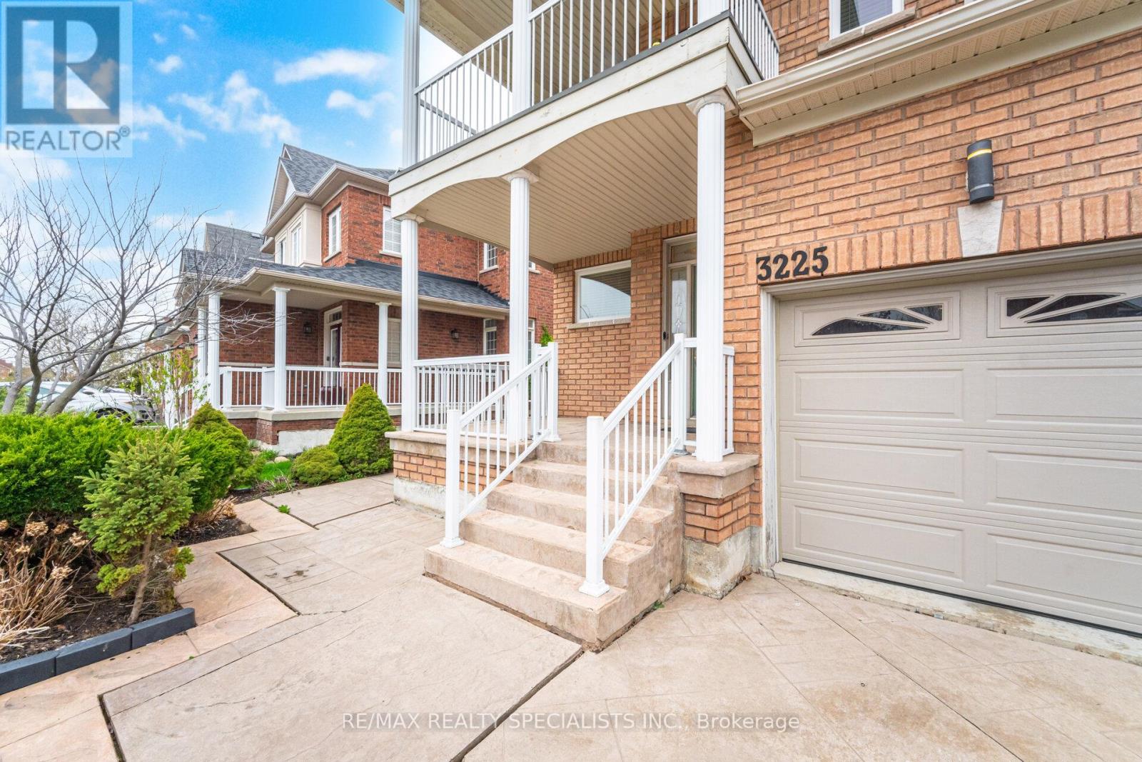 3225 Escada Drive, Mississauga, Ontario  L5M 7V6 - Photo 3 - W13653104