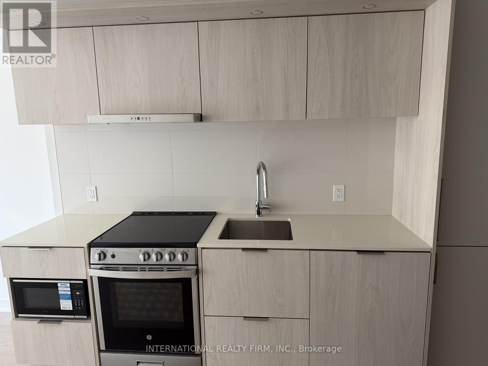 425 - 448 Burnhamthorpe Road W, Mississauga, Ontario  L5B 0R4 - Photo 2 - W13653132