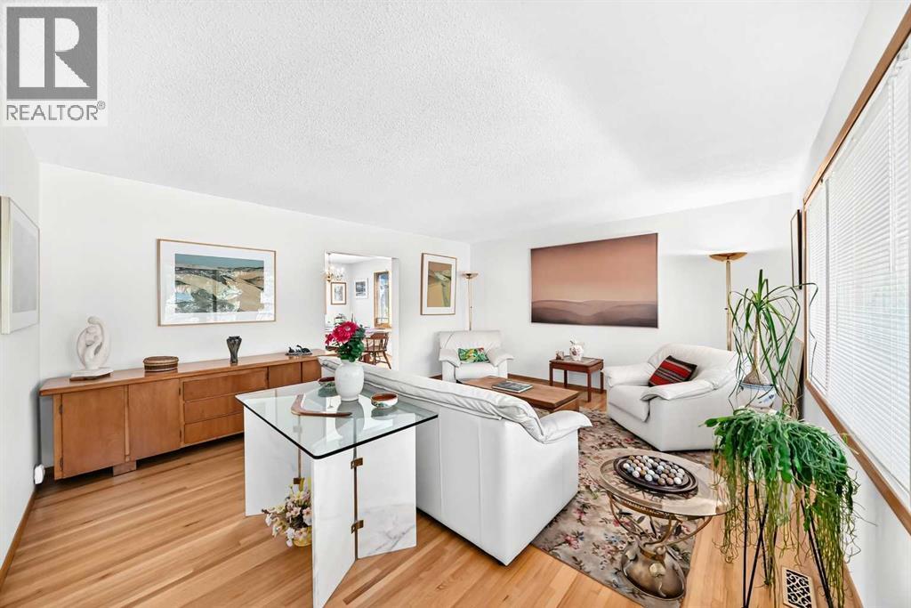 2 Varsplain Place NW, Calgary, Alberta  T3A 0C7 - Photo 11 - A2332072