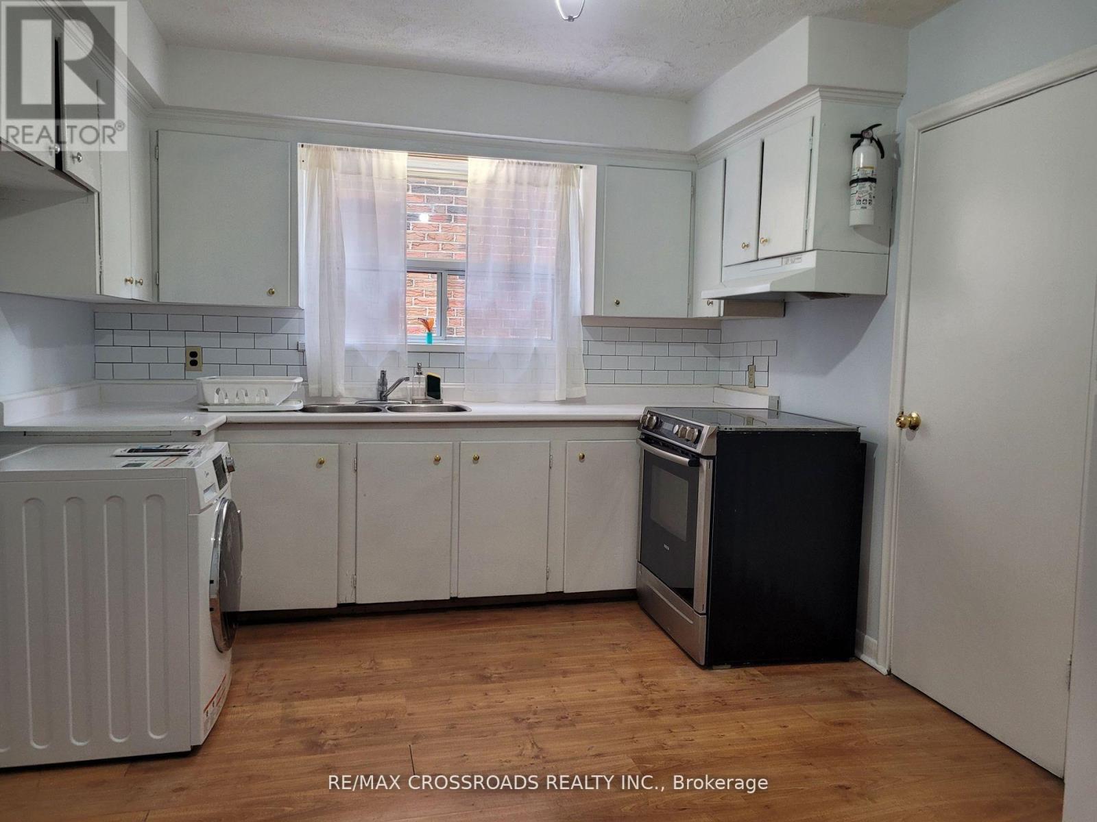 Main - 124 Major Mackenzie Drive E, Richmond Hill, Ontario  L4C 1H1 - Photo 5 - N13653274