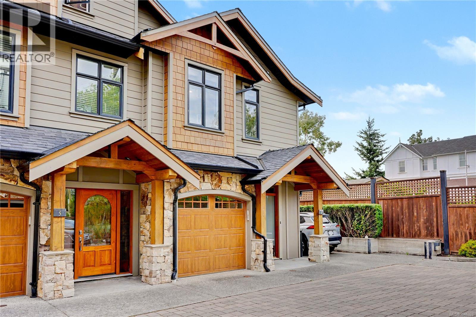 4 2622 Shelbourne St, Victoria, British Columbia