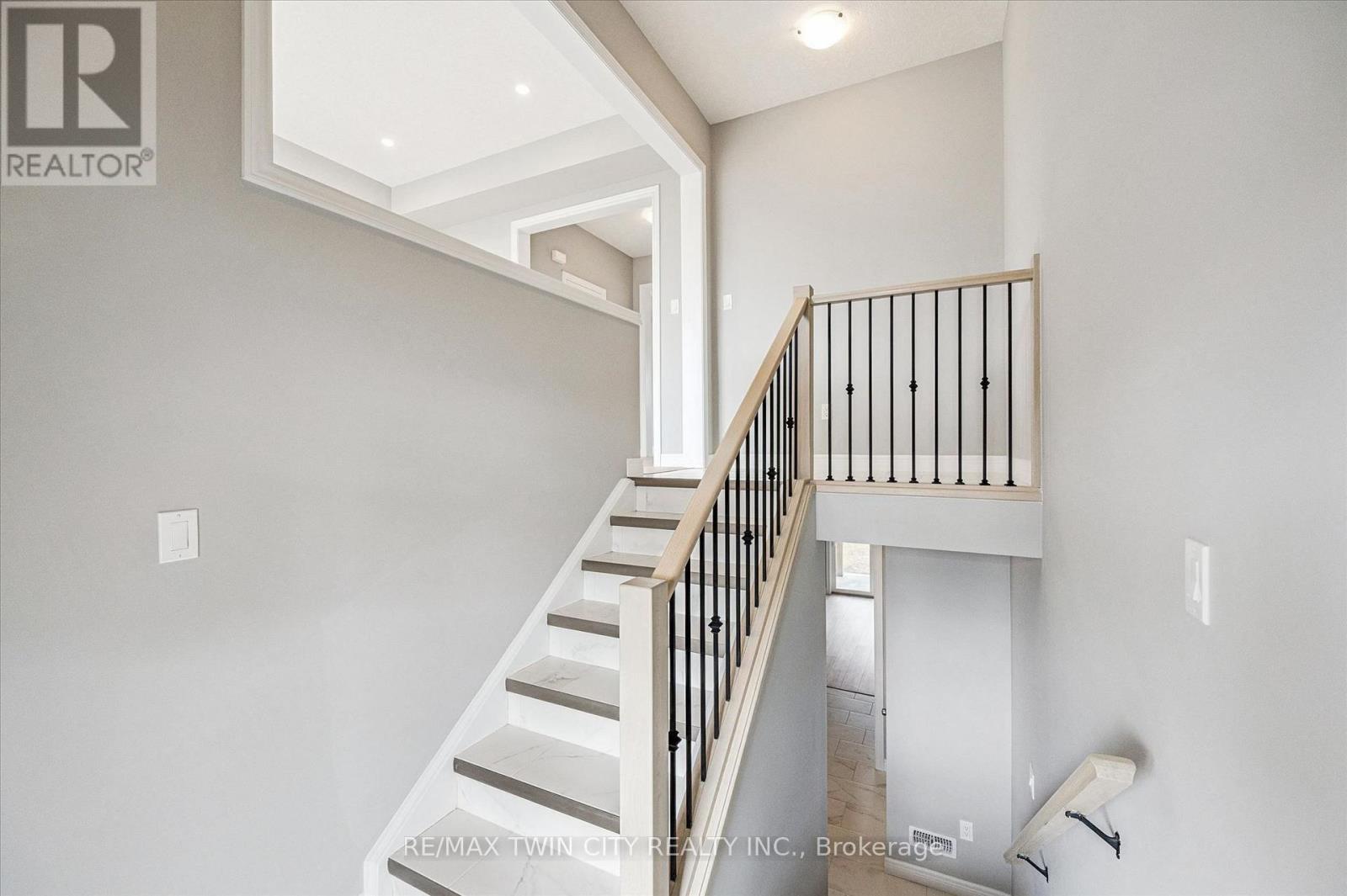27 Sora Lane, Guelph, Ontario  N1E 0T4 - Photo 5 - X13653256