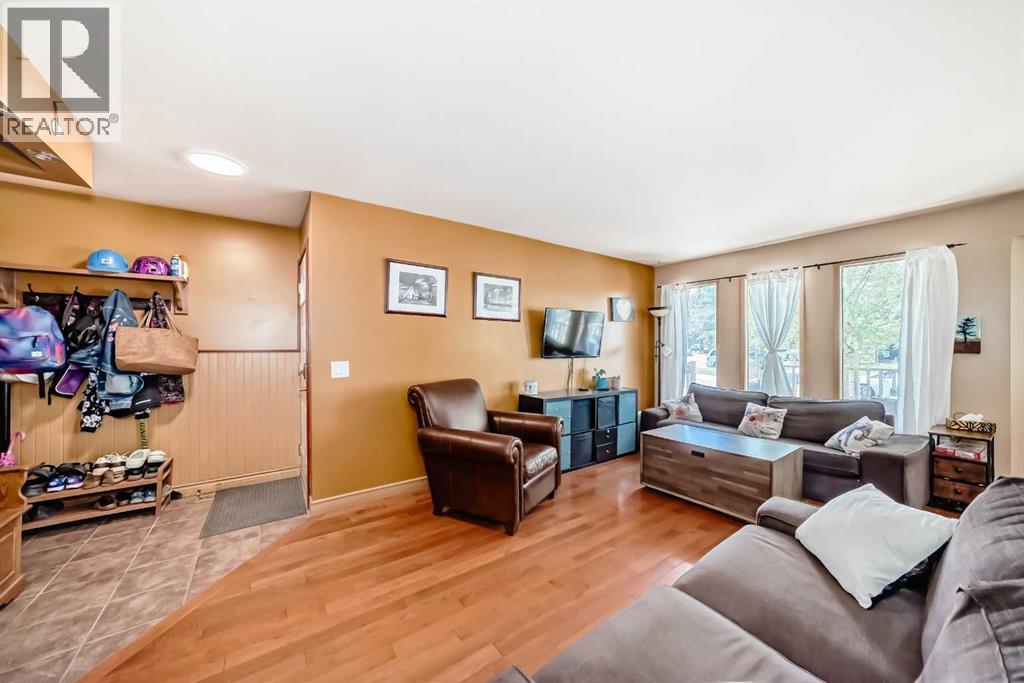 52 Beacham Road NW, Calgary, Alberta  T3K 1S4 - Photo 4 - A2312179