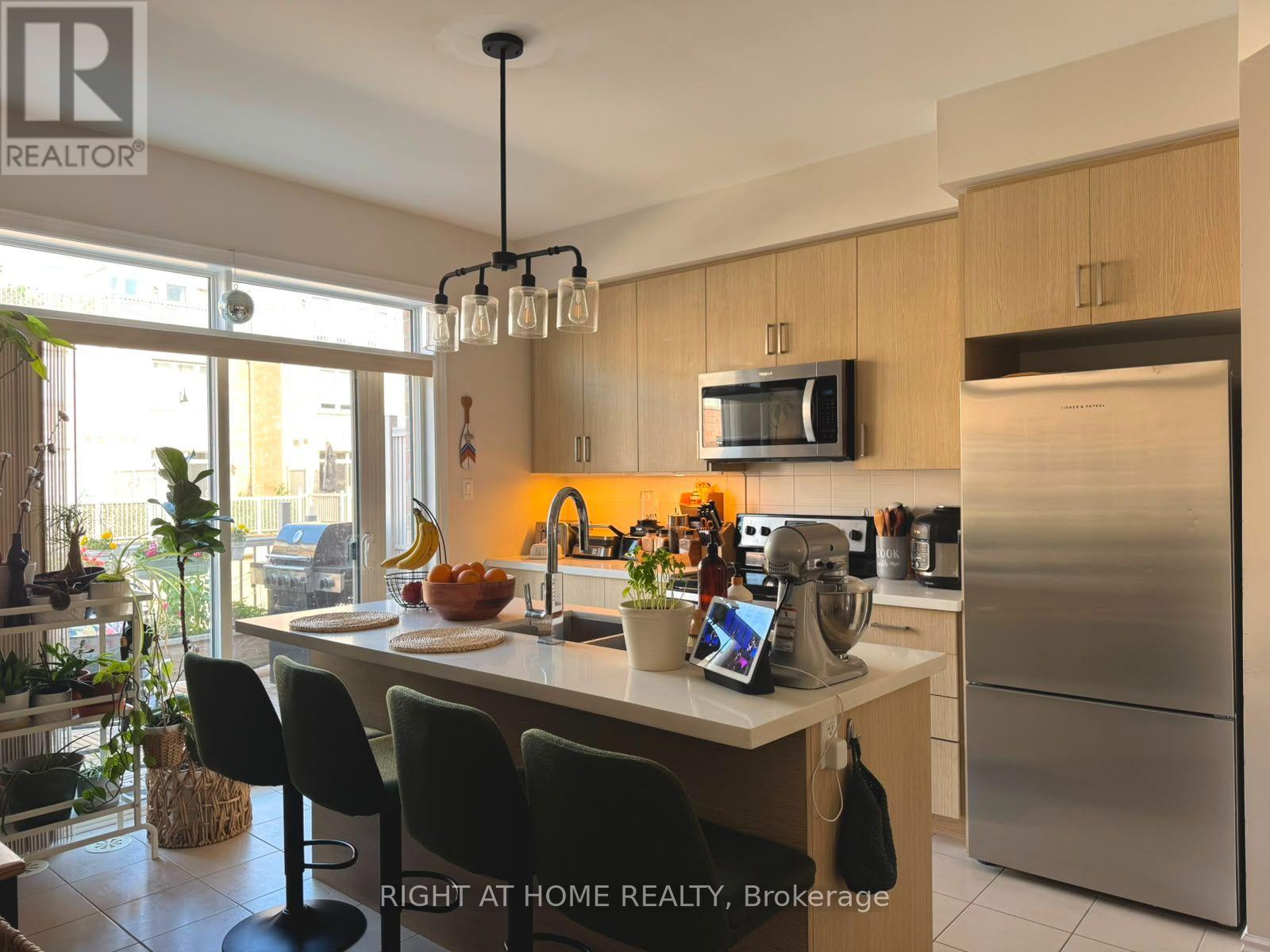 31 Edward Horton Crescent, Toronto, Ontario  M8Z 0E7 - Photo 2 - W13653372