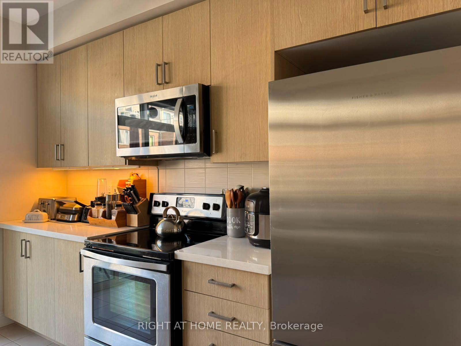 31 Edward Horton Crescent, Toronto, Ontario  M8Z 0E7 - Photo 3 - W13653372