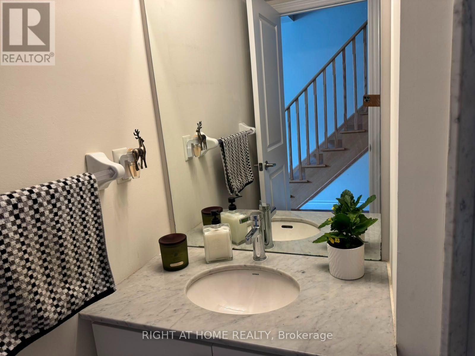 31 Edward Horton Crescent, Toronto, Ontario  M8Z 0E7 - Photo 7 - W13653372
