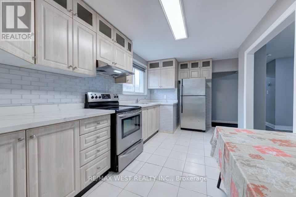 Main Lvl - 16 Hasbrooke Drive, Toronto, Ontario  M9L 1A1 - Photo 5 - W13653394