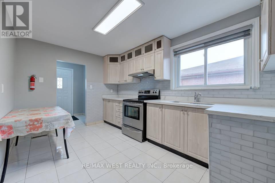 Main Lvl - 16 Hasbrooke Drive, Toronto, Ontario  M9L 1A1 - Photo 6 - W13653394