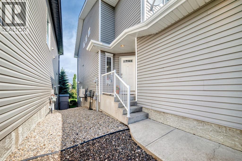 43 Rockmont Court NW, Calgary, Alberta  T3G 5V8 - Photo 3 - A2327705