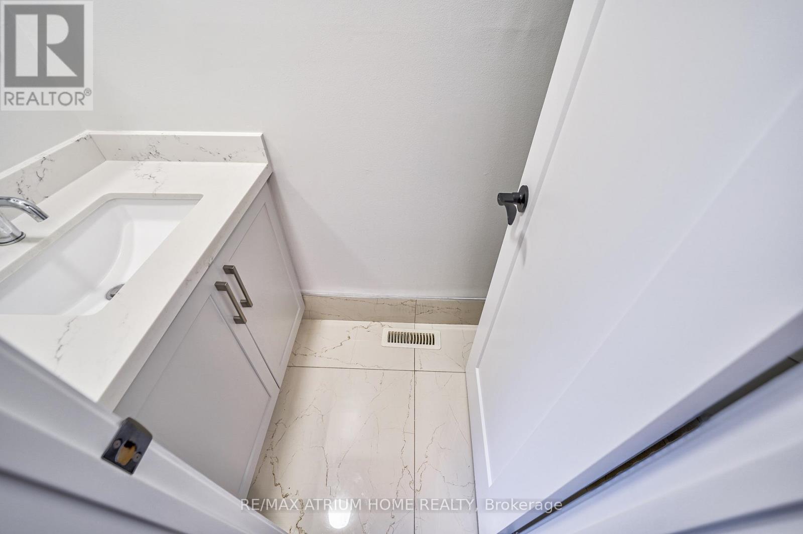 61 Trothen Circle, Markham, Ontario  L3P 4H3 - Photo 6 - N13653446
