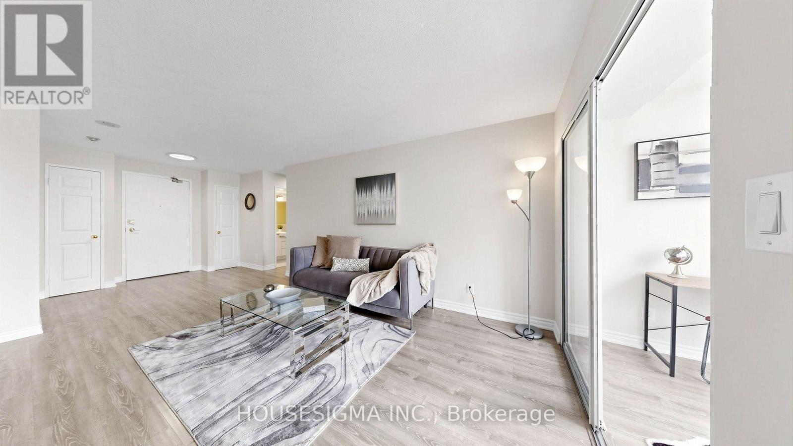 1815 - 155 Hillcrest Avenue, Mississauga, Ontario L5B 3Z2 - Photo 2 - W13653412
