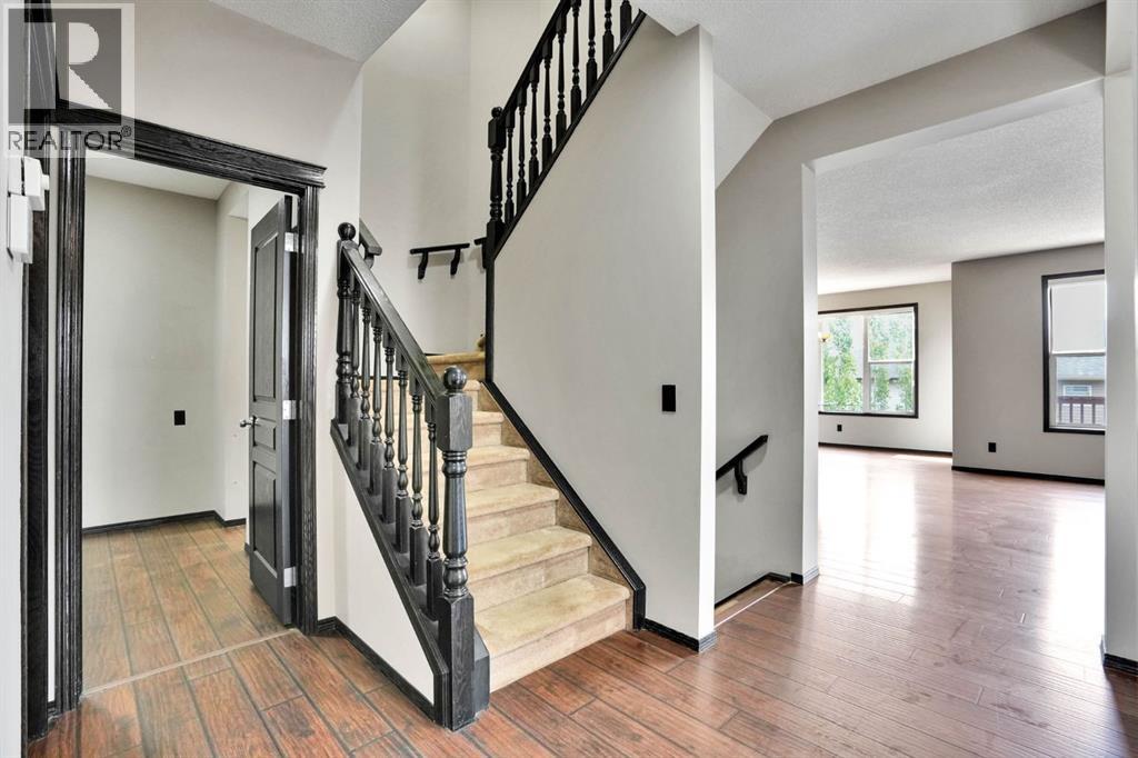 109 Pantego Terrace NW, Calgary, Alberta  T3K 0J9 - Photo 4 - A2332222