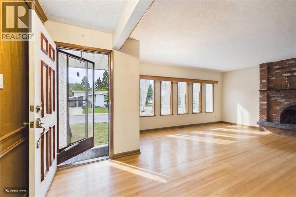 5 Chisholm Crescent NW, Calgary, Alberta T2L 0Y9 - Photo 2 - A2335485