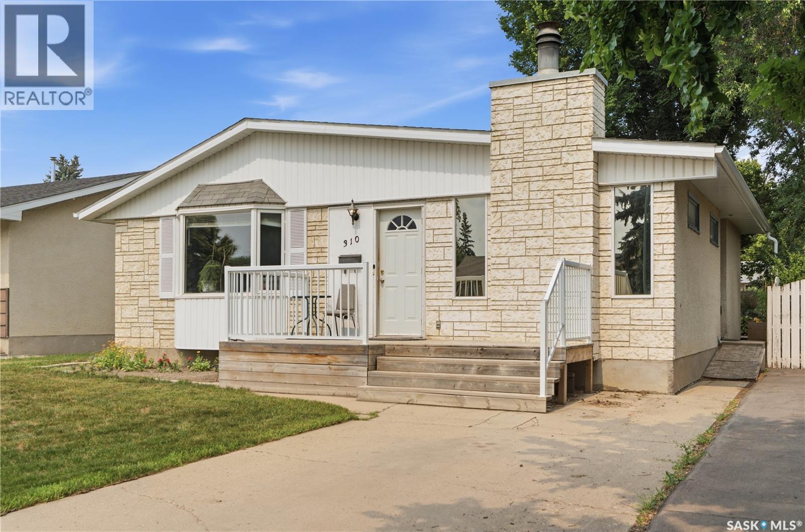 310 Douglas Crescent, Saskatoon, Saskatchewan  S7L 4T4 - Photo 2 - SK044817